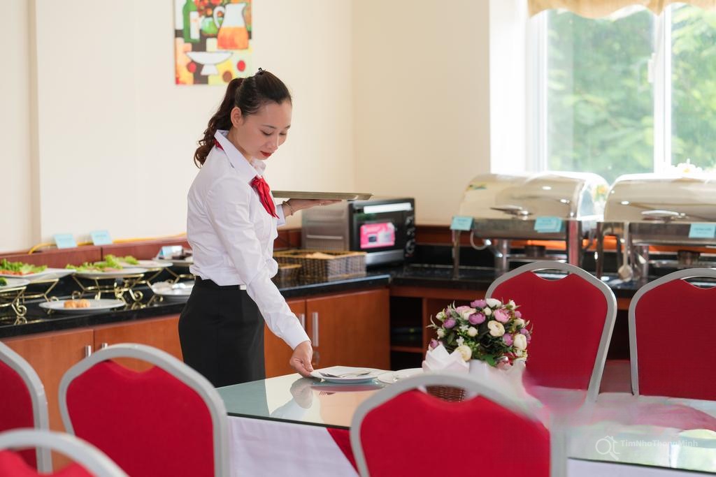 Bữa sáng tự chọn được phục vụ hàng ngày tại Hoa Đào Hotel Bữa sáng tự chọn được phục vụ hàng ngày tại Hoa Đào Hotel giúp khách hàng có trải nghiệm lưu trú tốt nhất